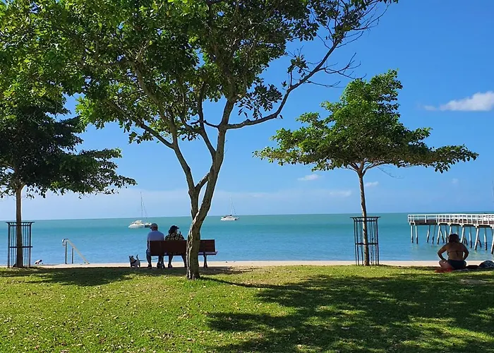 Villa Venezia Apt 3 - Spacious Hervey Bay Beachfront Apartment